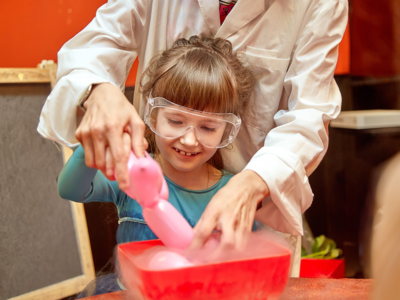 Actuación del Científico Loco - Loca Academia de Las Ciencias